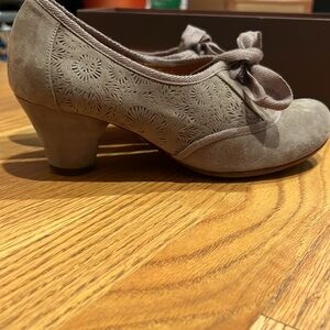 Perfect worn once Chie Mihara 1930s style dream pumps - dove grey nubuck